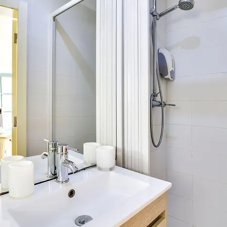 Апартаменты Cosy 2 Bedroom Near Castelo Sao Jorge *