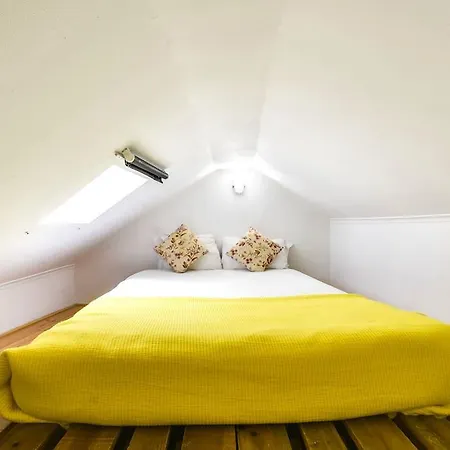 Cosy 2 Bedroom Near Castelo Sao Jorge * Лиссабон
