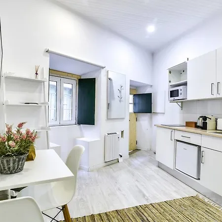 Апартаменты Cosy 2 Bedroom Near Castelo Sao Jorge